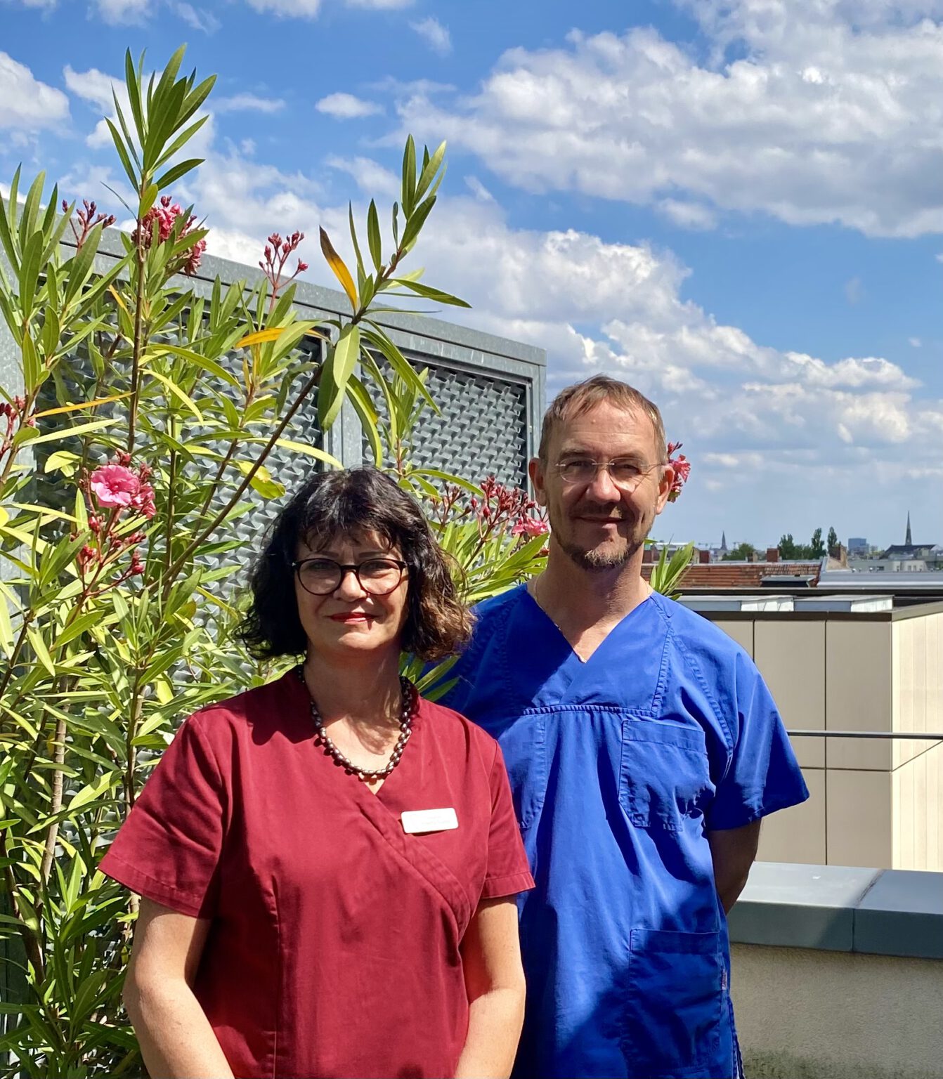 Zahnärztin Annette Voeste und Dr. Andreas Strauß stehen nebeneinander